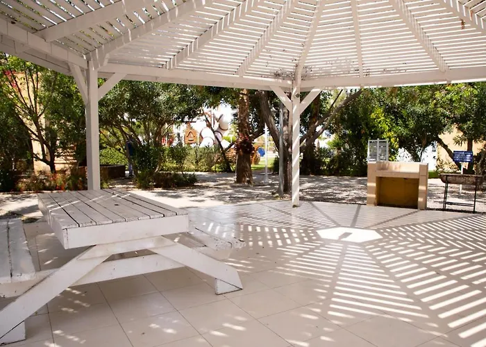 Cozy Two Bedroom In Caesar & Spa, Long