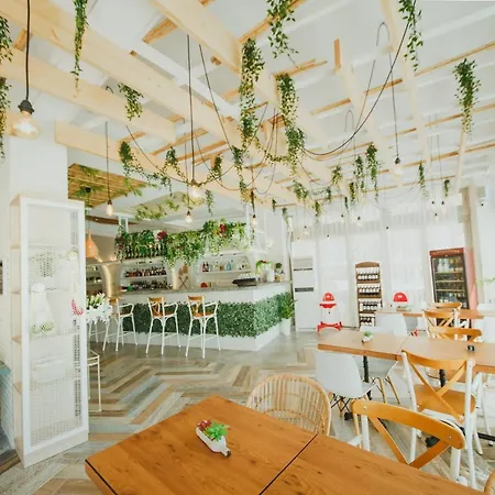 Cozy Two Bedroom In Caesar & Spa, Long *