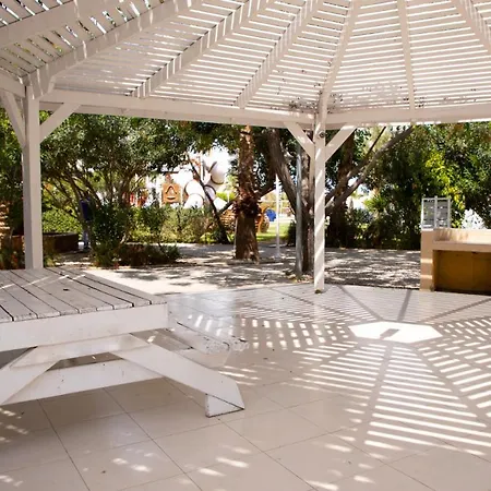 Cozy Two Bedroom In Caesar & Spa, Long